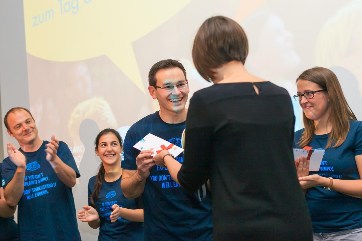 enlarge the image: The winner of the Science Slam 2015 accepts his prize. Photo: Swen Reichhold
