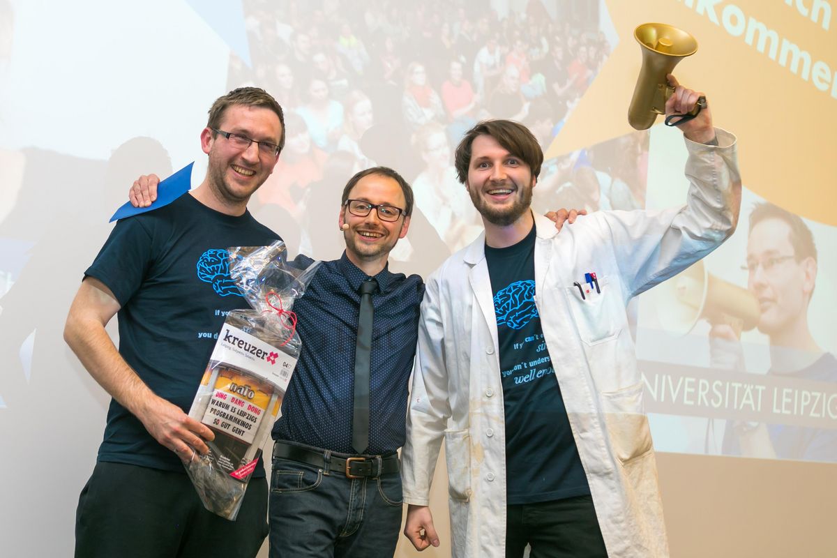 zur Vergrößerungsansicht des Bildes: Die Gewinner und der Moderator beim Science Slam 2017, Foto: Swen Reichhold