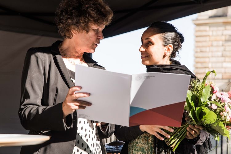 Mit dem Supervisor Award möchte die Universität Leipzig besondere Leistungen würdigen. Hier überreicht Rektorin der Universität Leipzig, Prof. Beate Schüking, den Katharina-Weindscheid-Preis (Urkunde und Blumenstrauß) an Dr. Giluia Sirianni